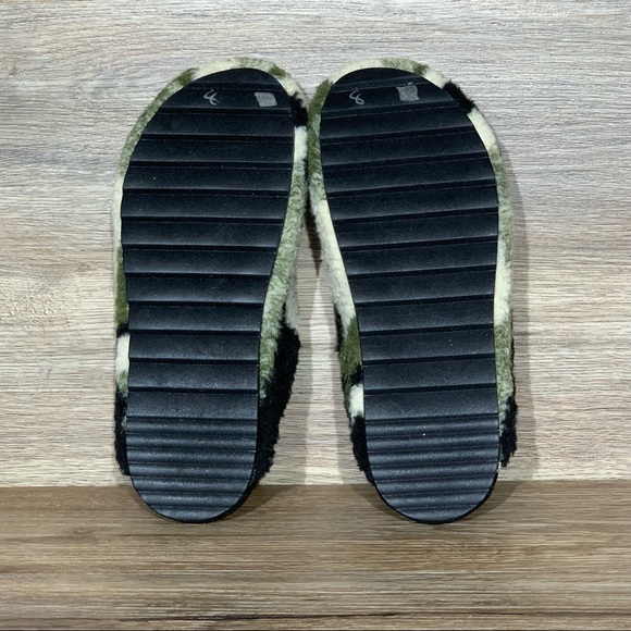 Steve Madden Vessel Camo Print Faux Fur Slippers - Picture 7 of 8